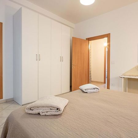 Nuovo Appartamento Beige Bari Bagian luar foto