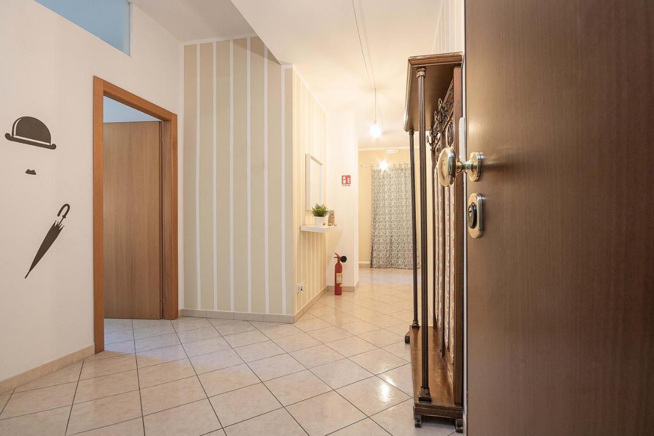 Nuovo Appartamento Beige Bari Bagian luar foto